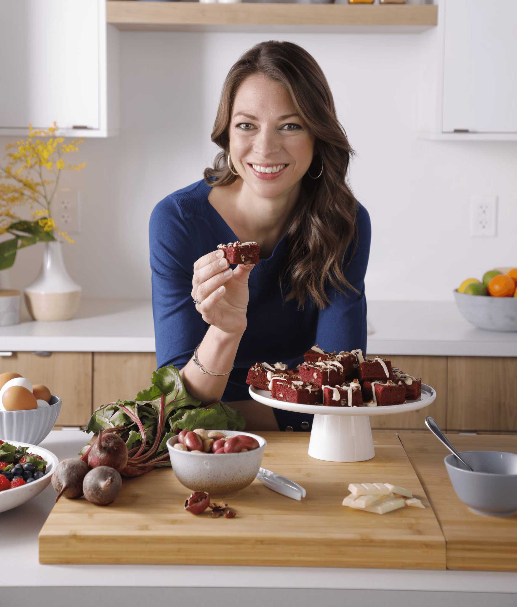 Andréanne Martin présentant une recette santé dans sa cuisine pour illustrer l'accompagnement nutritionnel et gourmand du Programme AM.