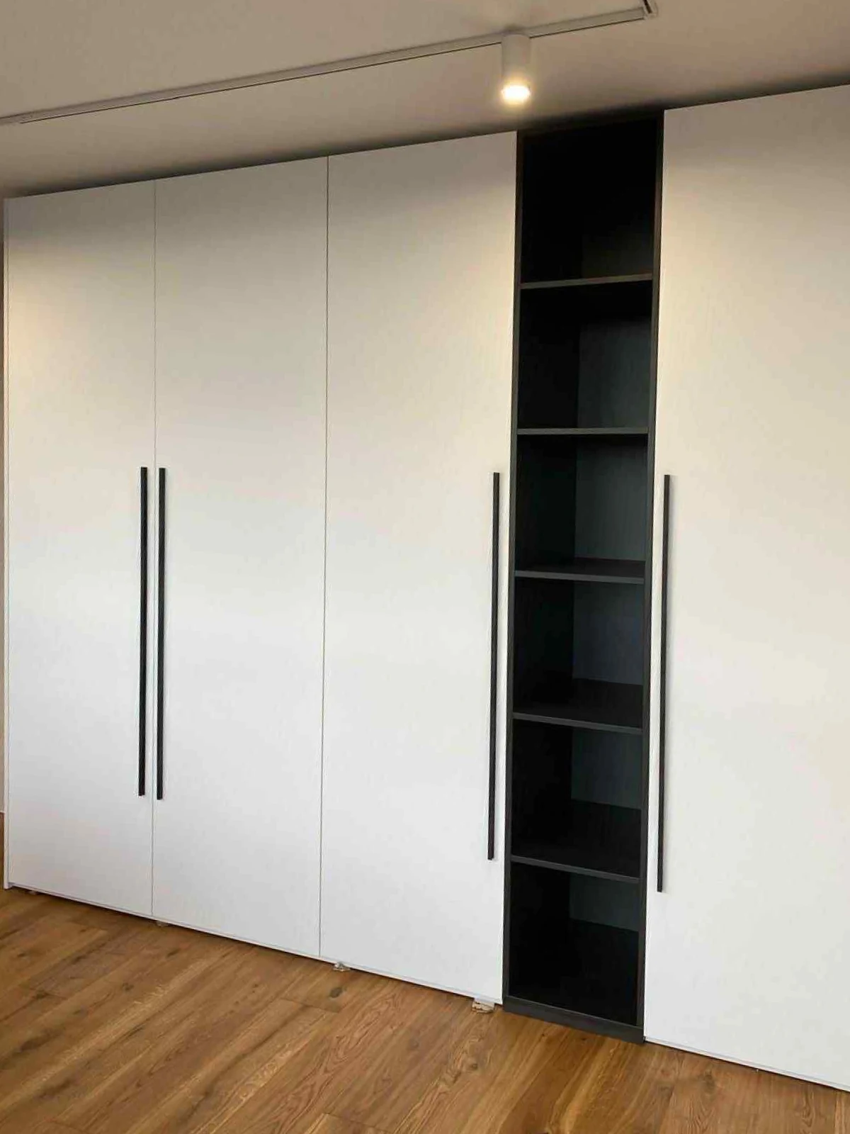 Détail — texture de pierre adoucie avec lumière rasante.