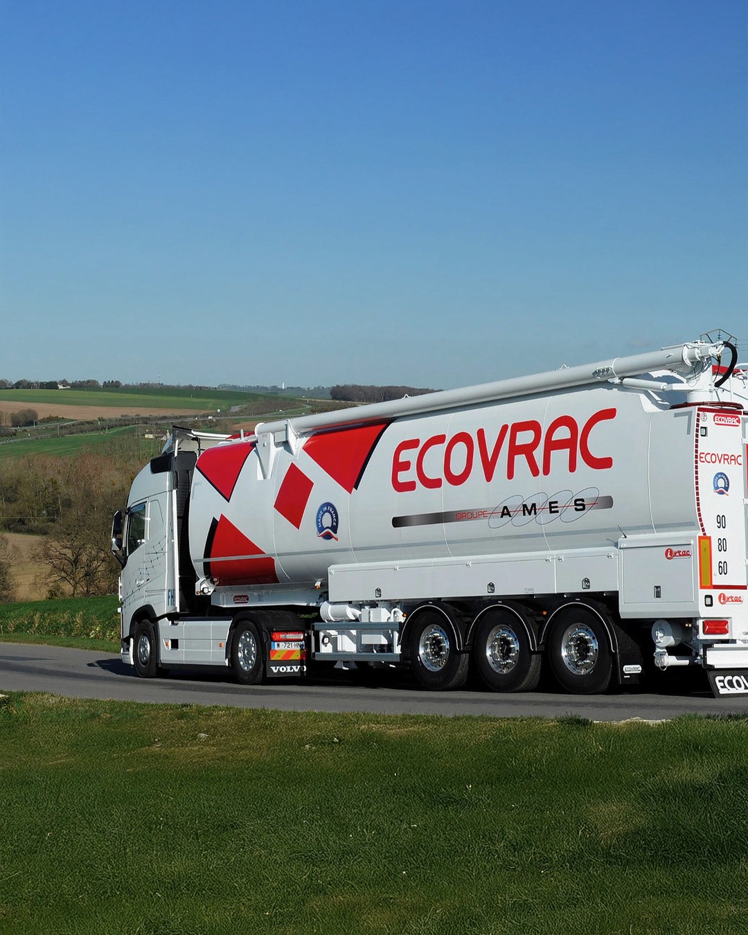 Covering publicitaire complet sur citerne alimentaire Ecovrac, design moderne et dynamique avec logo et identité visuelle