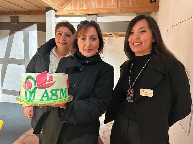 Drei Frauen bei der Buchvernissage im Katharinensaal, mit einem Kuchen mit der Aufschrift AgM