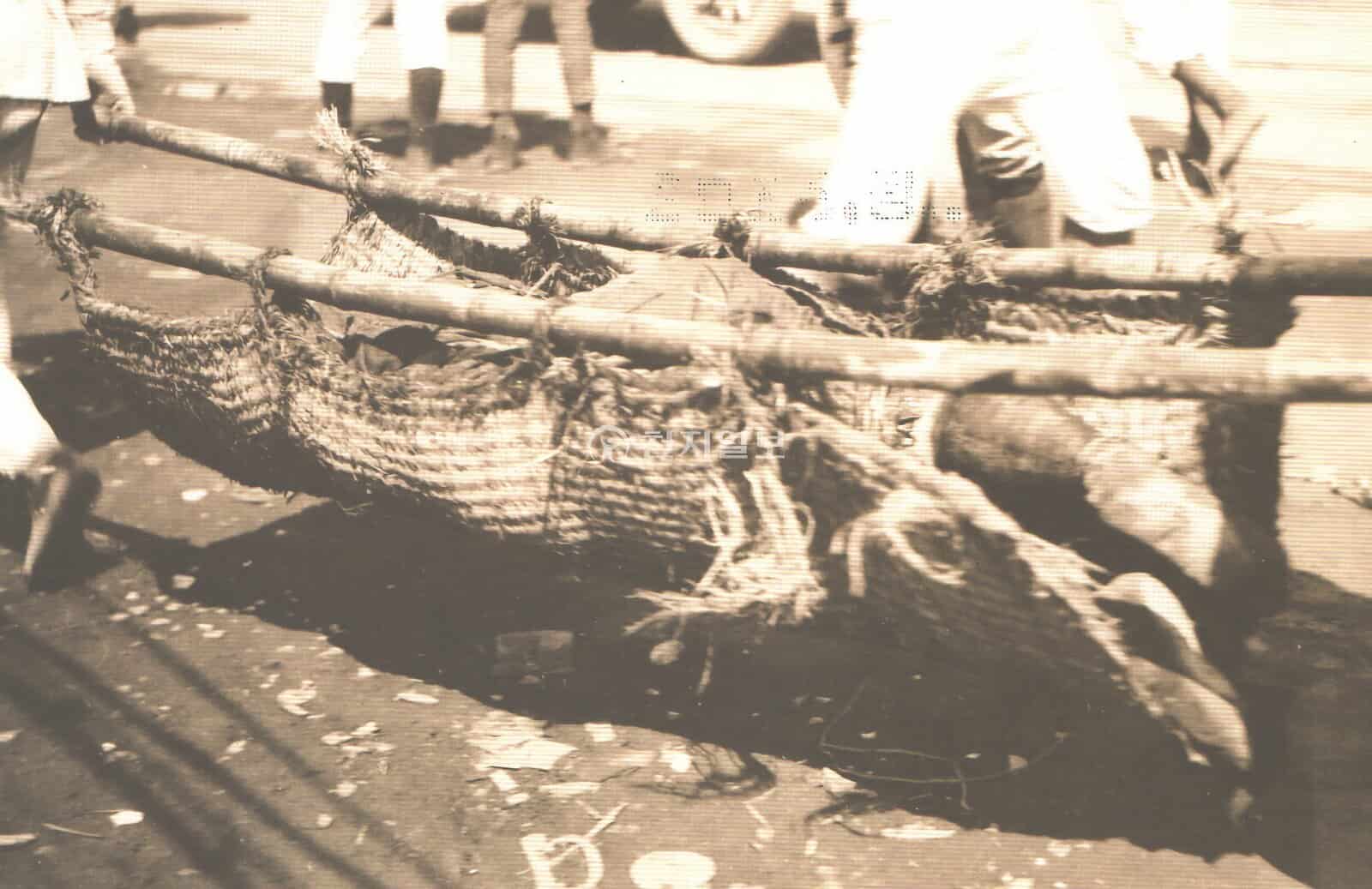 Hình ảnh lịch sử người Triều Tiên bị thảm sát trong vụ thảm sát Quan Đông 1923, vận chuyển thi thể đến lò thiêu.