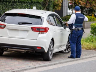 policier controllant une voiture de sport
