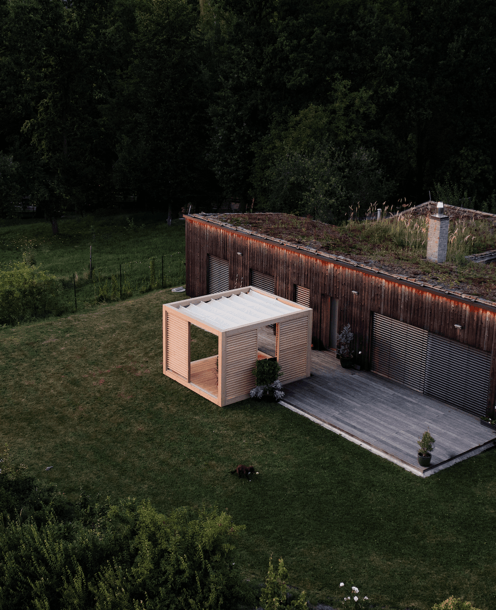 Moderní zahradní pergola TerraBlock – přírodní dřevo, stylová terasa