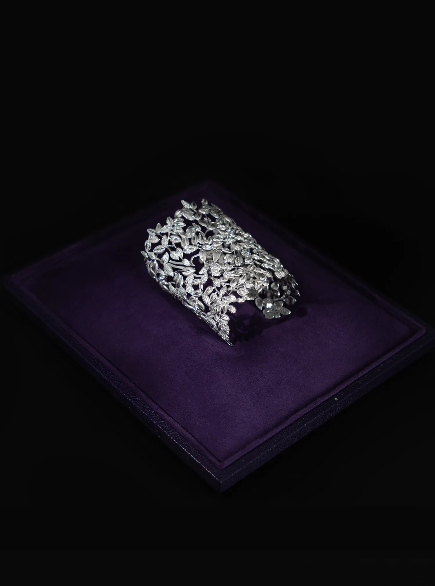 Bracelet Jungle Haute Joaillerie Maison Édéenne pavé de diamants vue de profil