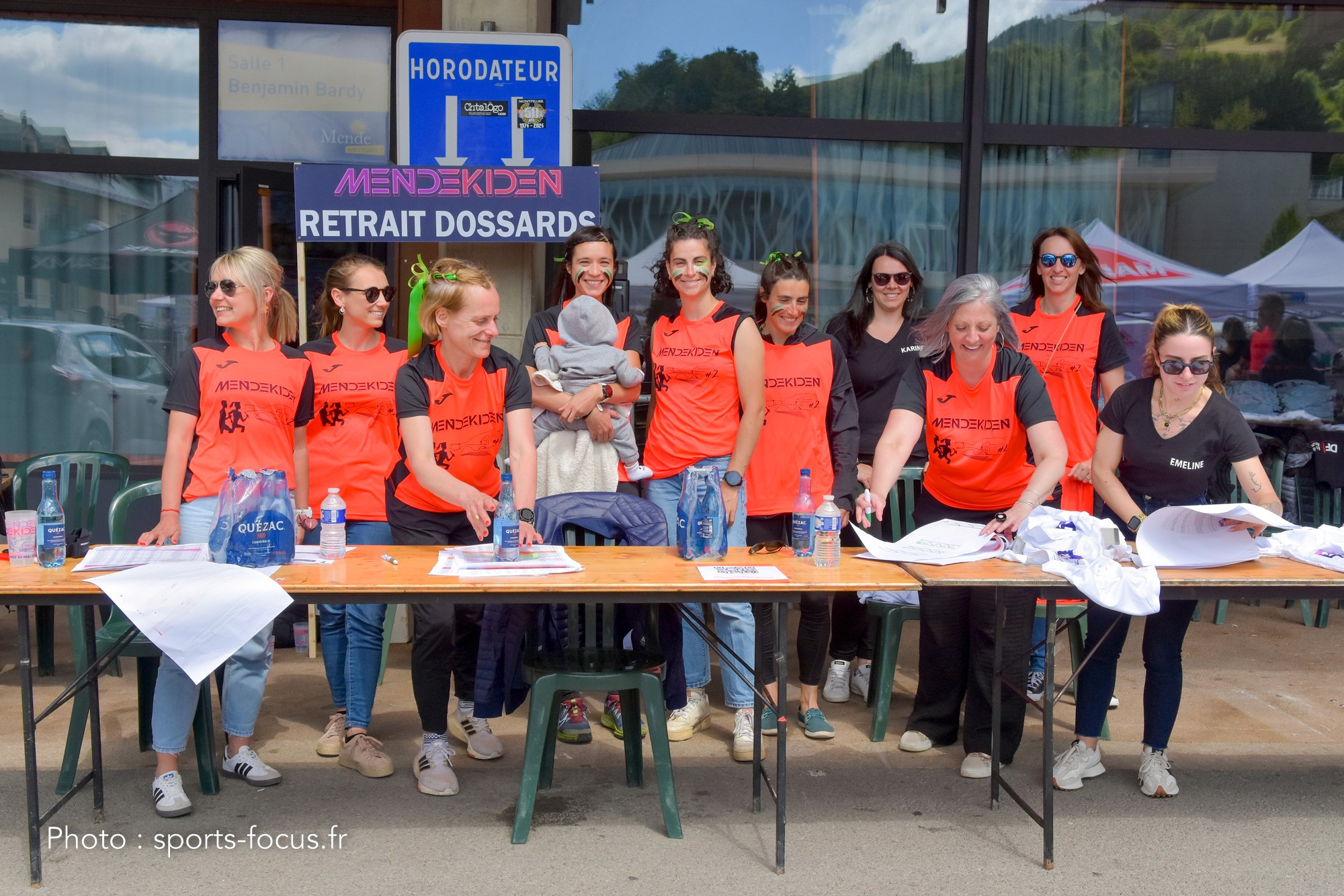 Bénévoles chargées du retrait des dossards du Mendekiden 2025