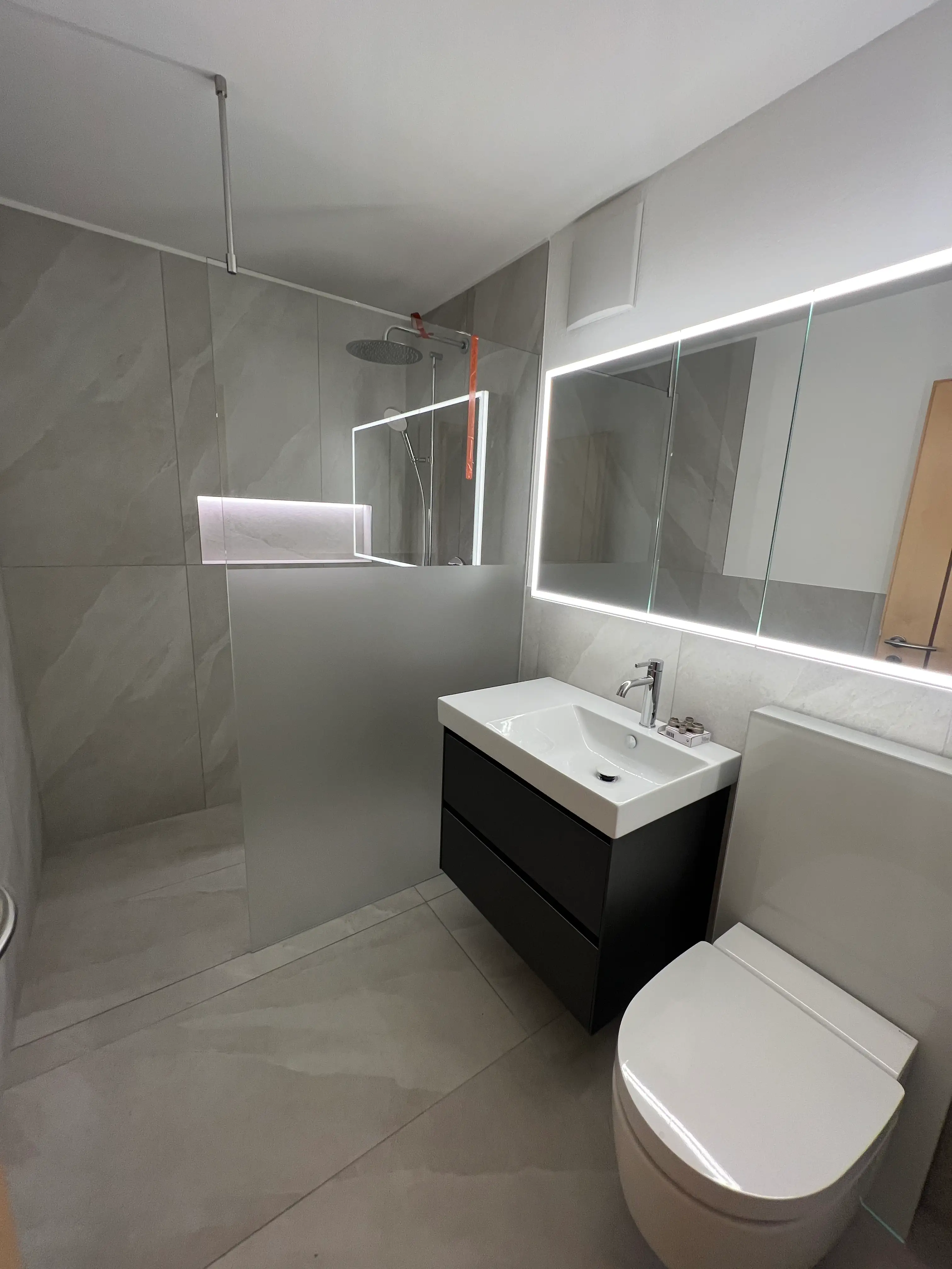 HOTI Badumbau bei Familie Dal Molin in Rebstein mit grossem Duschbereich und Waschtisch