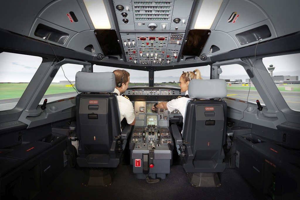 Pilots in the Avion Full Flight Simulator