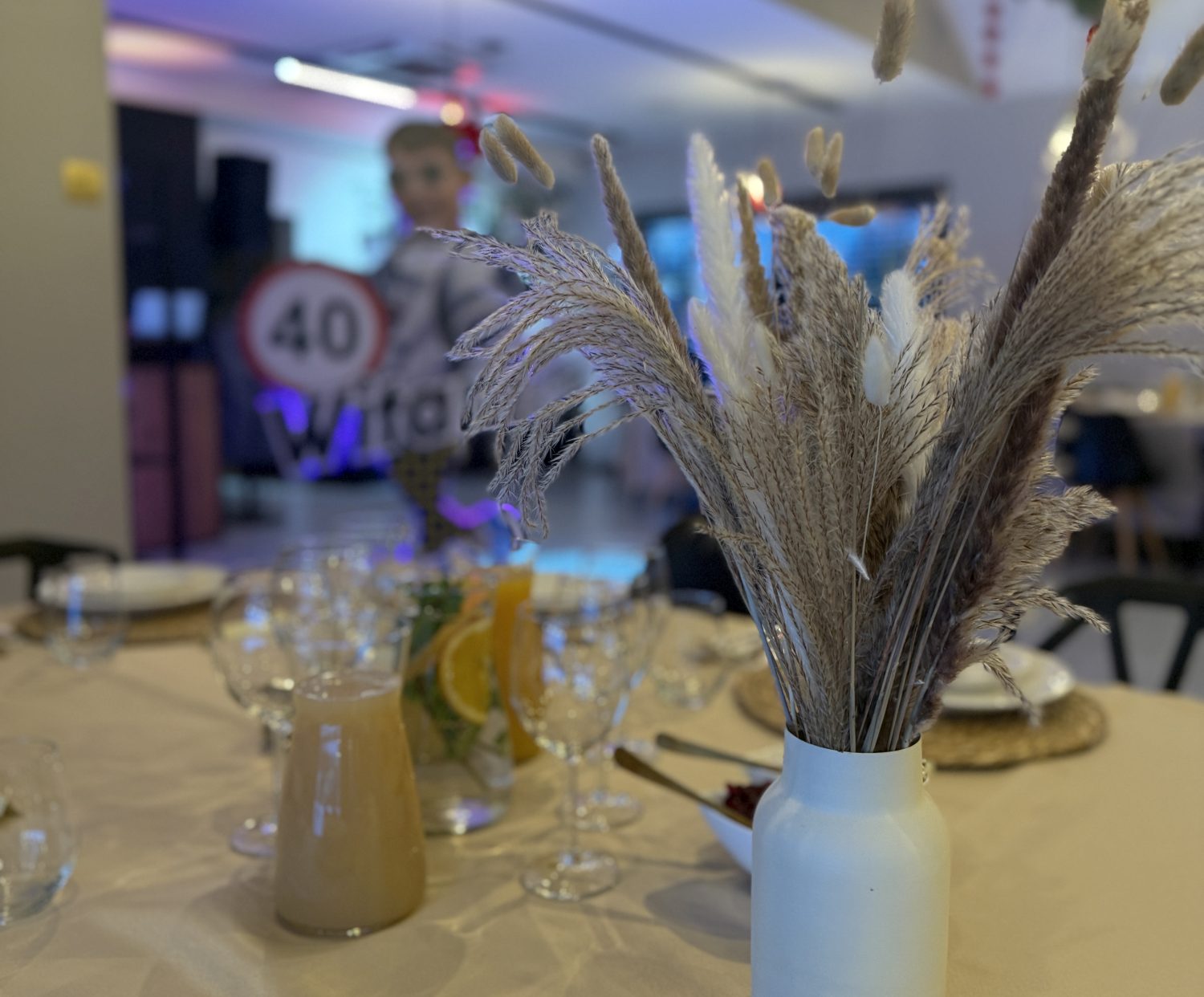 dekoracje stołu na urodziny w restauracji pod Poznaniem klimat przyjęcia
