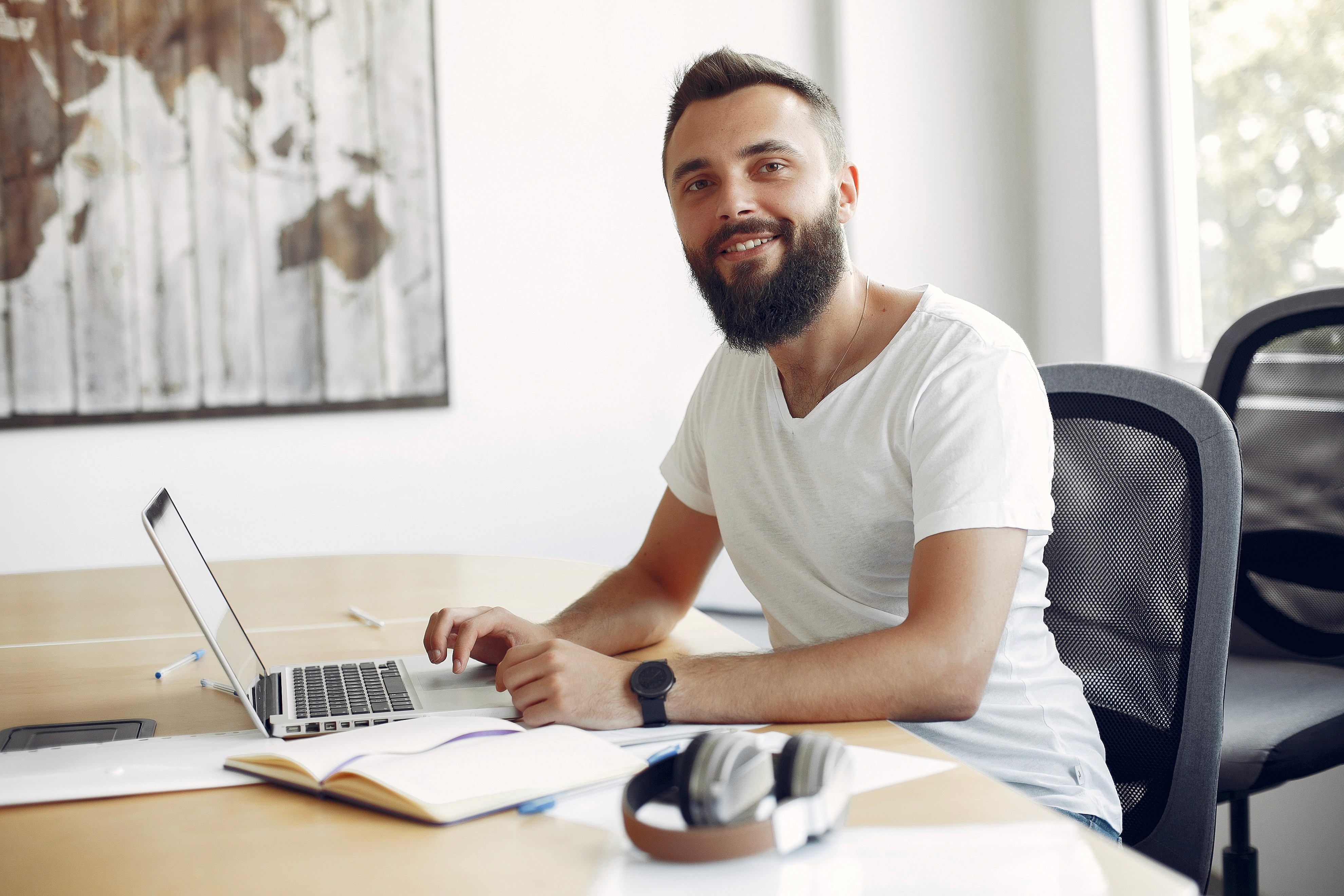 Homme qui connait la liste des métiers qui payent bien grâce à Will Oriente
