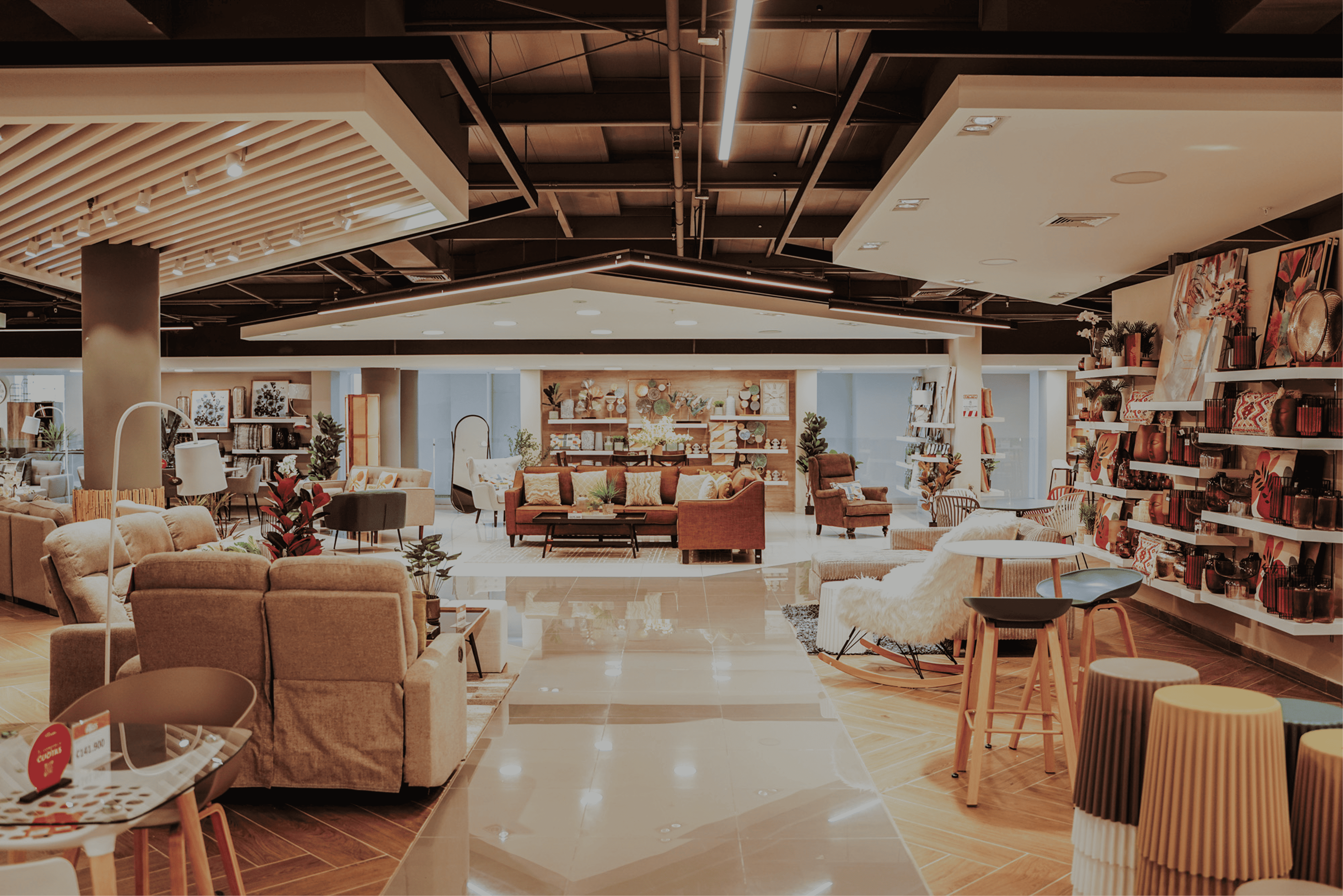 Fachada principal de la tienda Aliss Escazú con celosías de madera y diseño de líneas limpias.