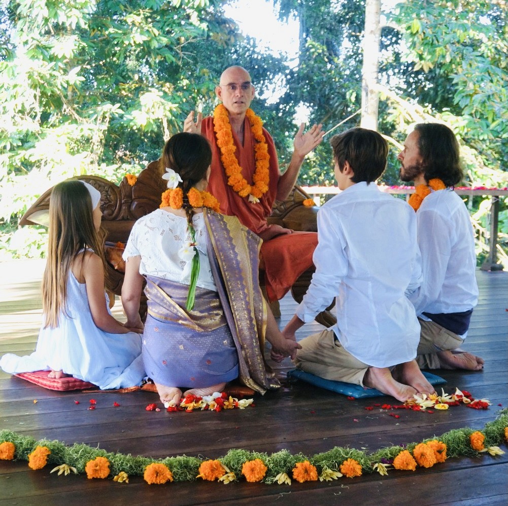 Personnes assises en train d'écouter une autre personne.