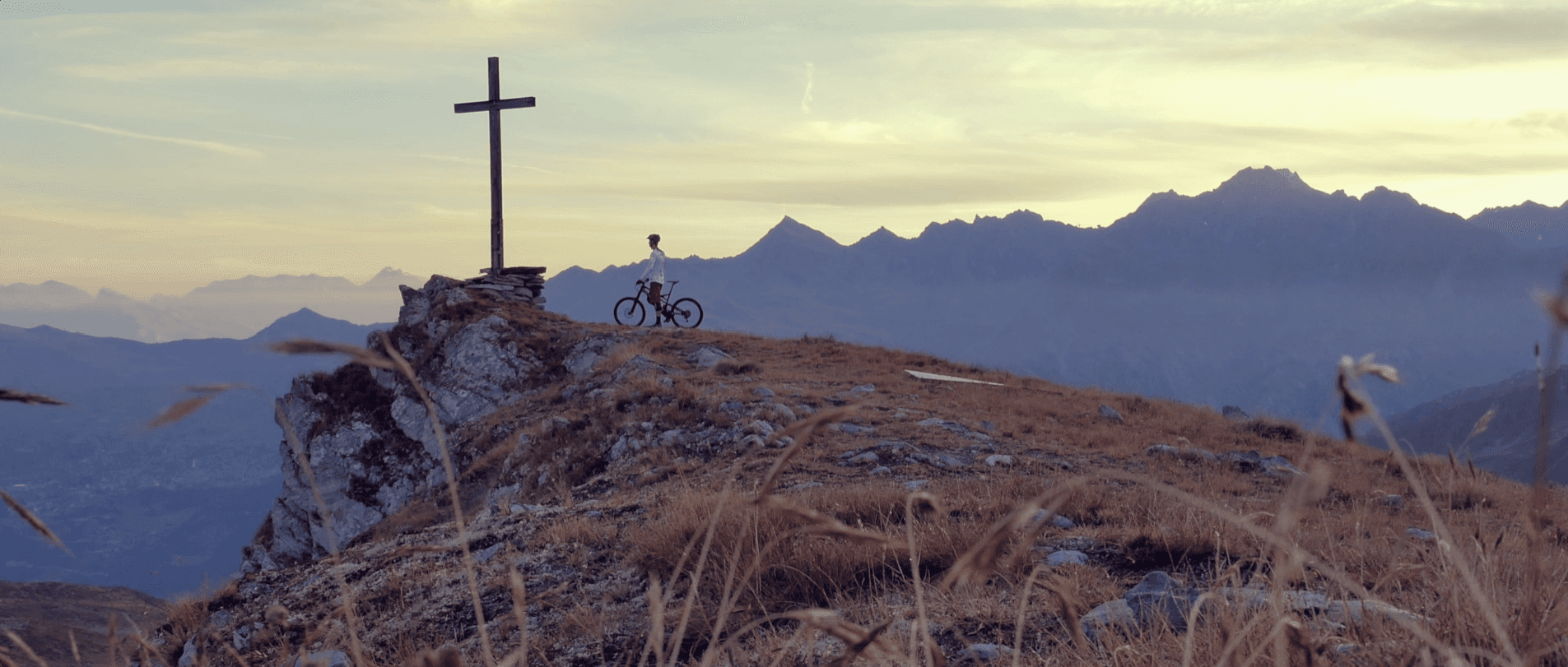 Lars Veenstra on a mountain top with bike
