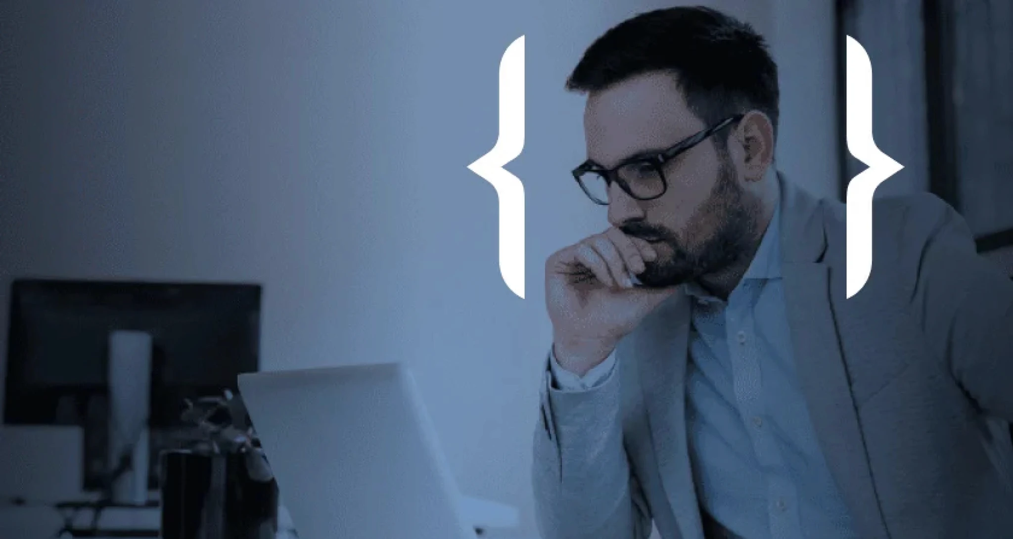 Profissional analisando dados de help desk em monitor durante gestão de chamados