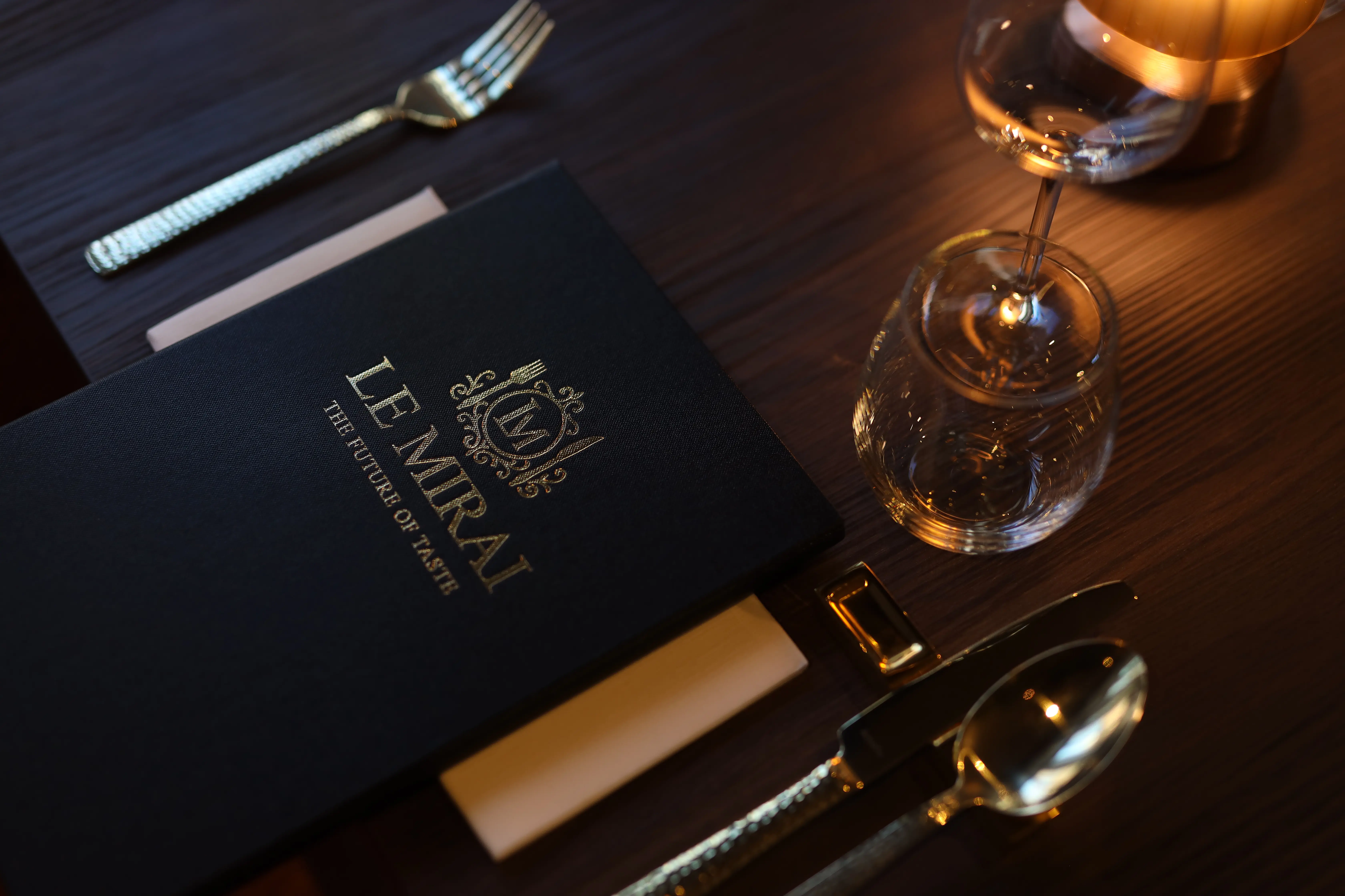 Tafel met menukaart Le Mirai