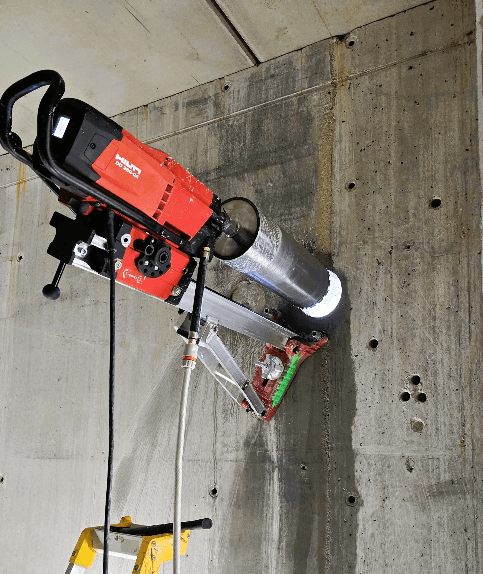 Kjerneboring i vegg.