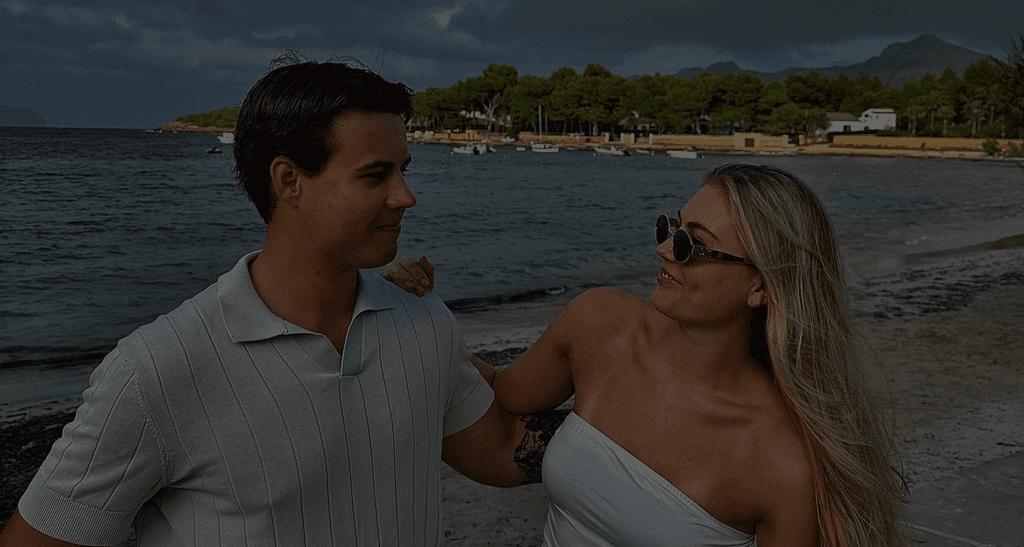 Marcus og Marlene fra Sideklikk smiler sammen – søsken og gründere bak webbyrået