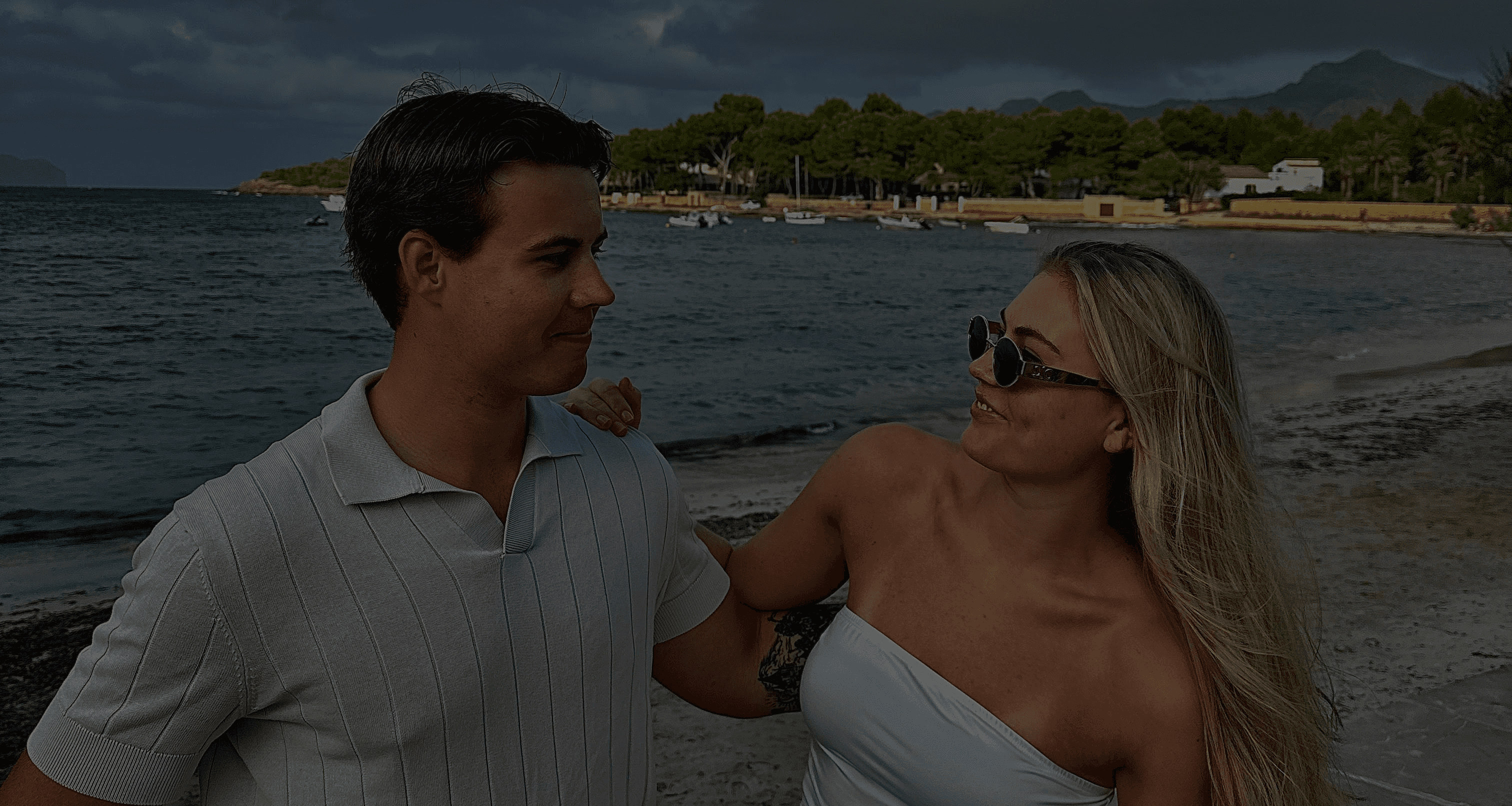 Marcus og Marlene fra Sideklikk smiler sammen – søsken og gründere bak webbyrået