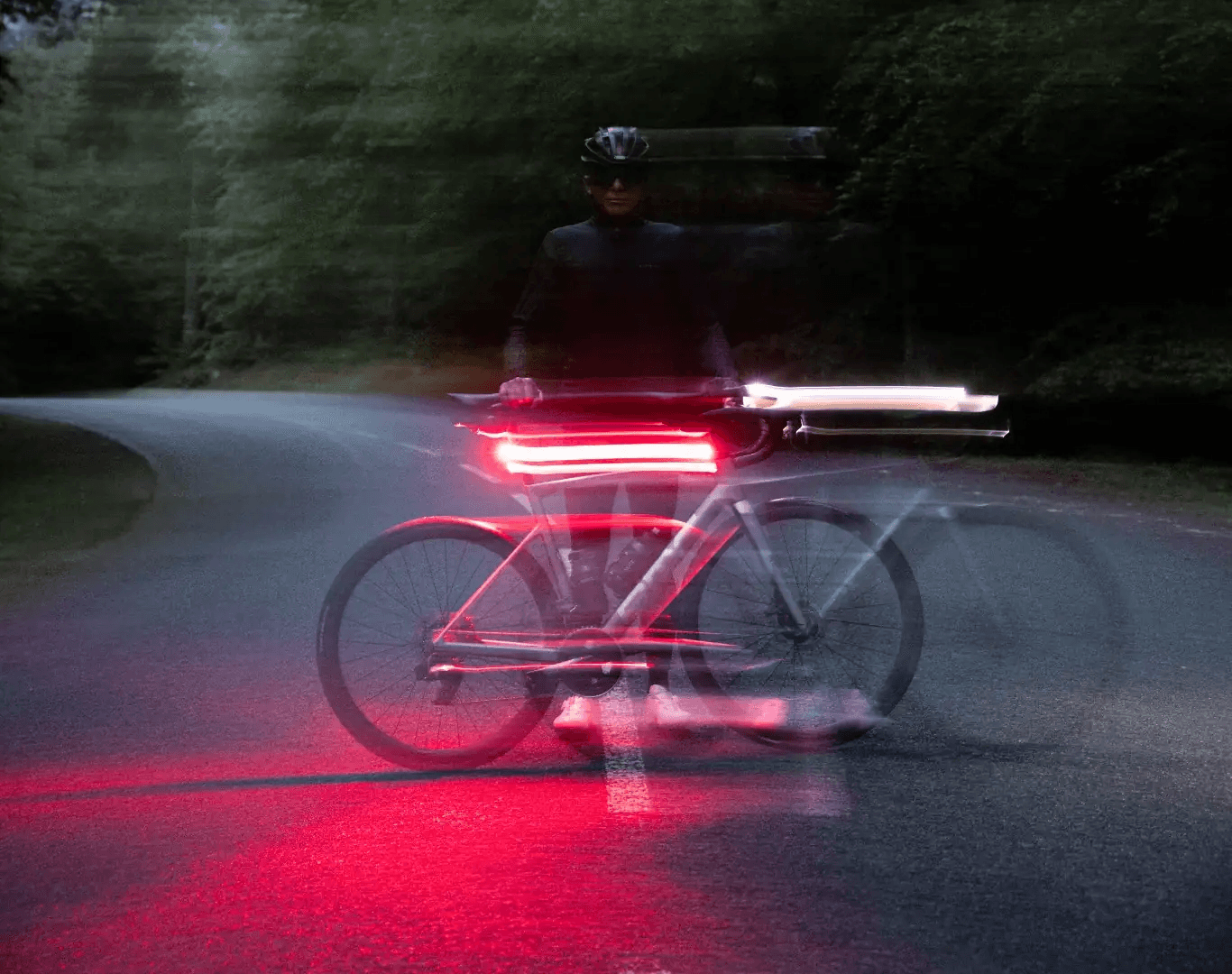 Cycliste pris en photo la nuit effet de lumière rouge