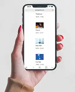 Site internet sur téléphone, blanc et minimal