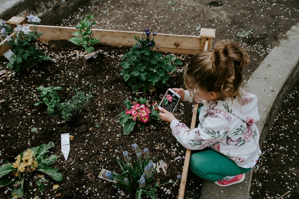 Een meisje die aan de grond werkt van een tuin