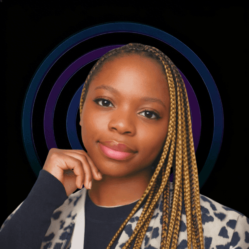 Frau mit langen dunklen Haaren im gemusterten Oberteil