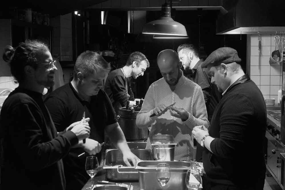 Küchenteam bei der Zubereitung von Speisen im Schöllmanns in Offenburg