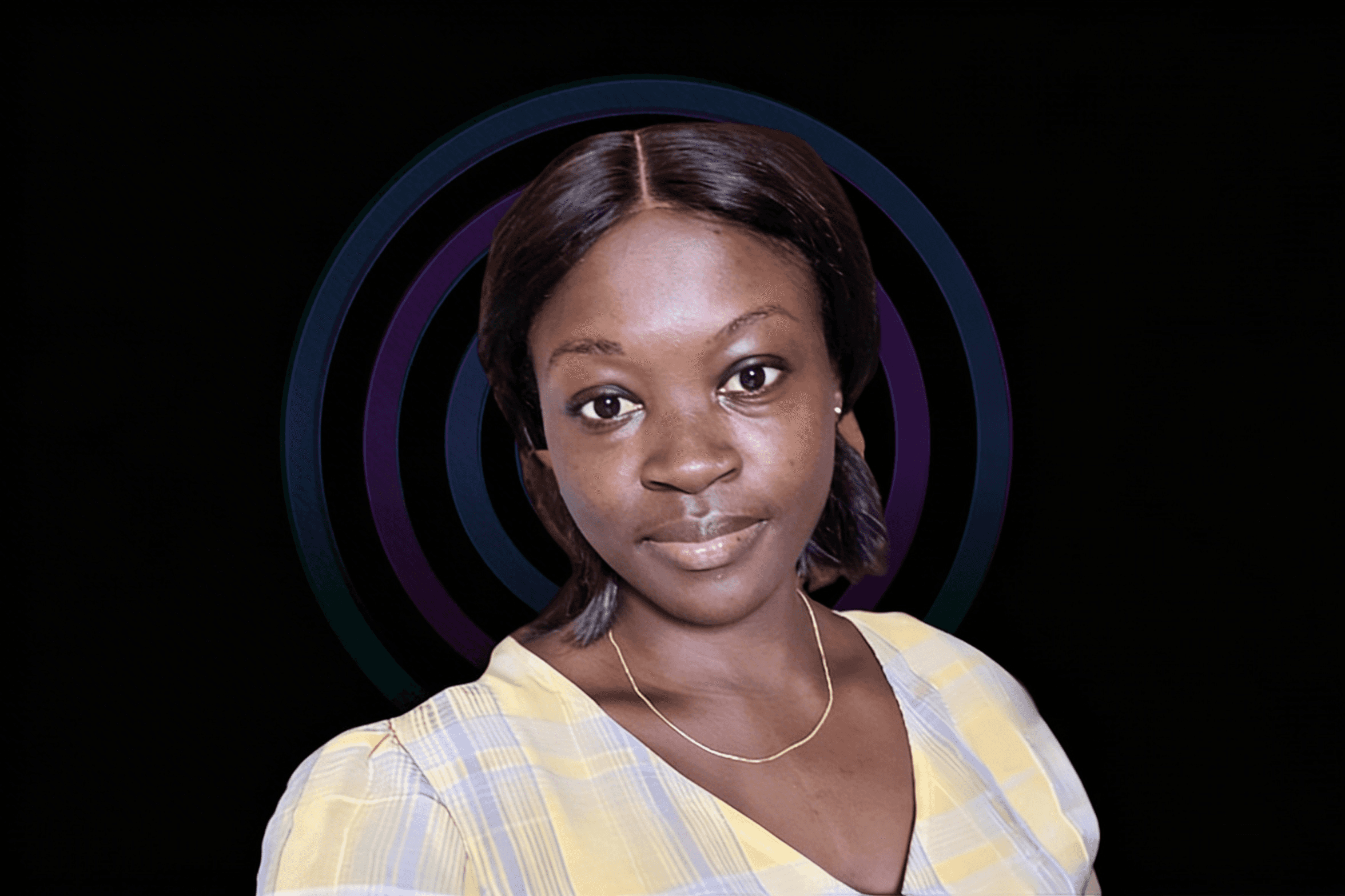 Porträt einer jungen Frau mit dunklem, mittig gescheiteltem Haar vor schwarzem Hintergrund mit leuchtenden, konzentrischen Ringen.