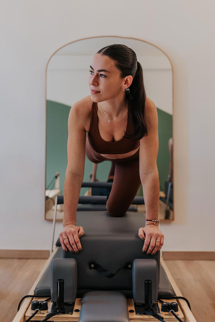 exercice de pilates reformer au studio Yu Burn Club