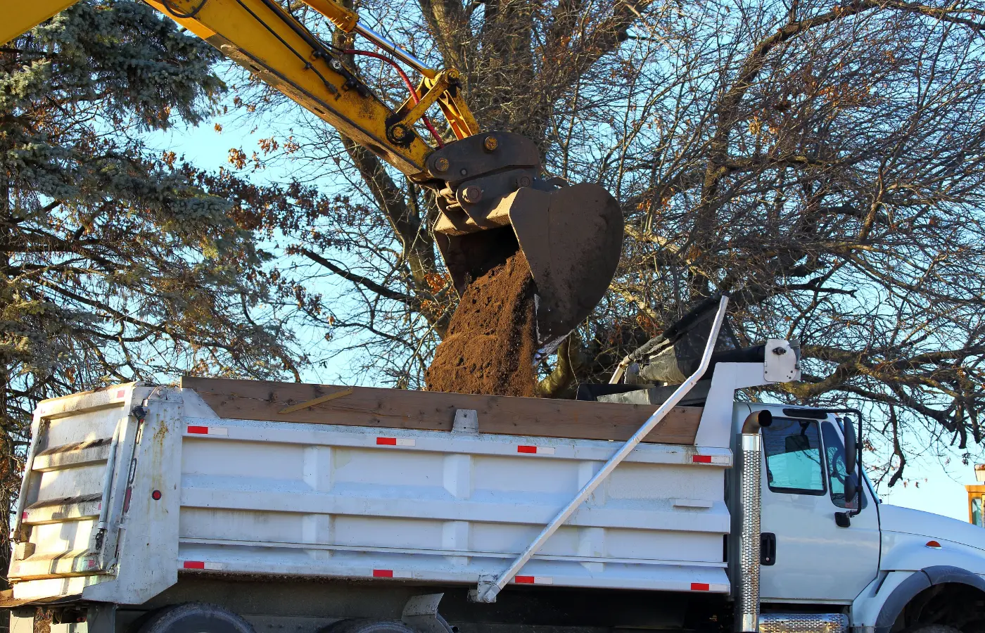 Pelleteuse remplissant un camion benne de terre