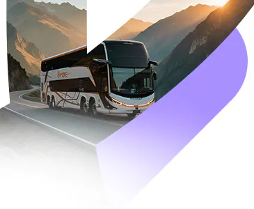 Consultora da Livare Viagens sorri enquanto apresenta orientações de pré-embarque em quadro branco, preparando viajantes do Circuito Andino com informações sobre mala, clima e saúde.