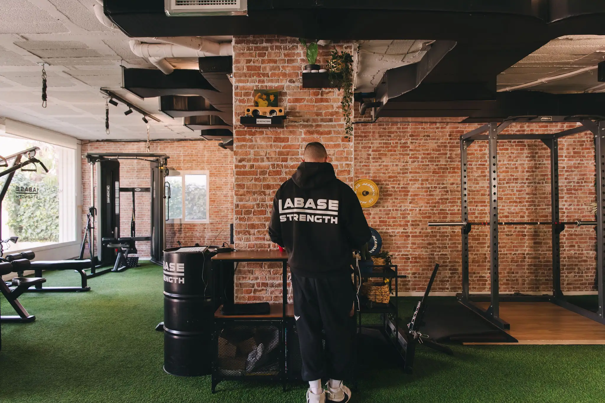 Entrenador en el gimnasio de La Base Strength en Vilanova i la Geltrú