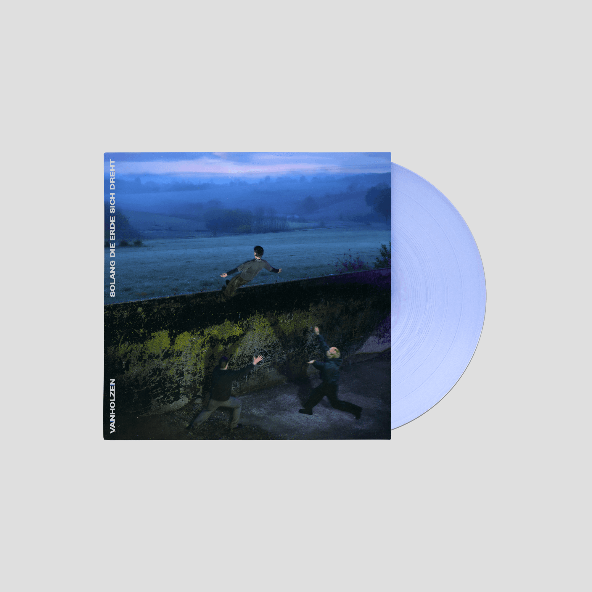 Vinyl-Schallplatte in leuchtendem Neongrün mit Albumcover der Band VANHOLZEN. Das Cover zeigt eine nächtliche Landschaft mit blauen Hügeln und drei Personen: Eine klettert über eine moosbewachsene Mauer, zwei weitere reichen von unten die Hände nach oben. Am linken Rand steht der Albumtitel ‚SOLANG DIE ERDE SICH DREHT‘ und darunter der Bandname ‚VANHOLZEN‘.