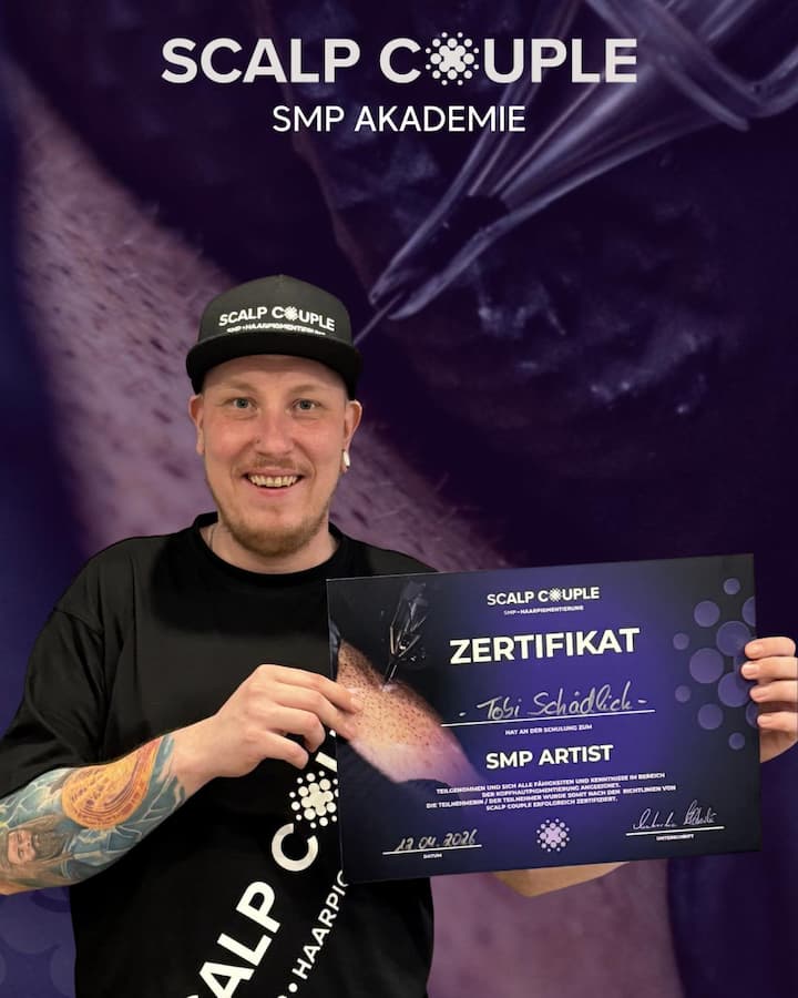 Tobi Schädlich hält sein Zertifikat als SMP Artist der Scalp Couple Akademie, April 2026