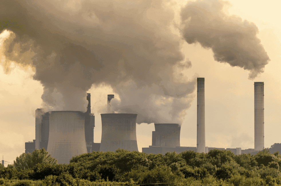 smokestacks emitting greenhouse gases into the sky in the us