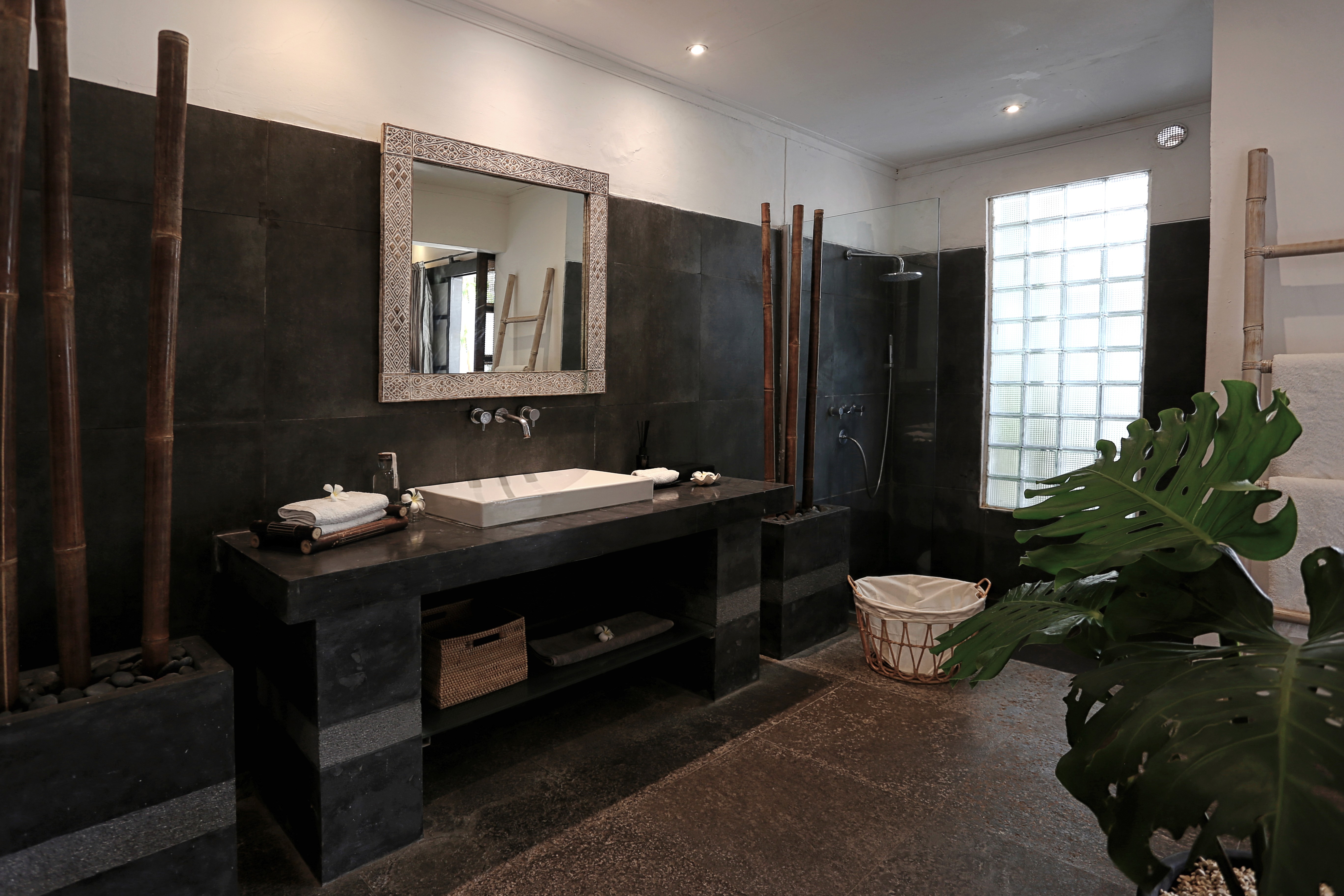 indiana-kenanga-deluxe-room-bathroom-black-stone-tropical-spa-bali