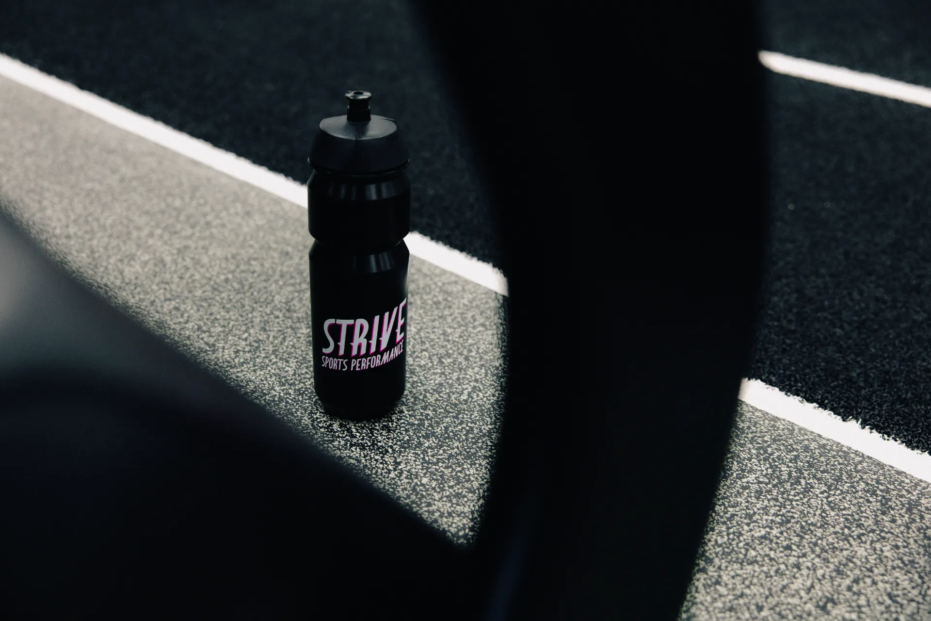 Strive-bidon op de indoorbaan in de zaal aan de Ceintuurbaan