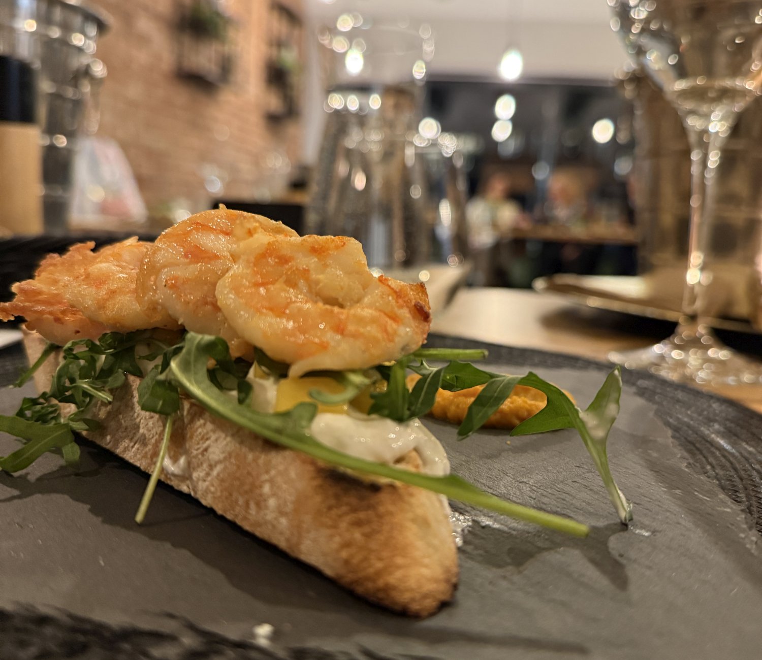 Kolacja degustacyjna dla dwojga w Niedźwiedzia 25 – krewetki i wino w klimatycznej restauracji pod Poznaniem
