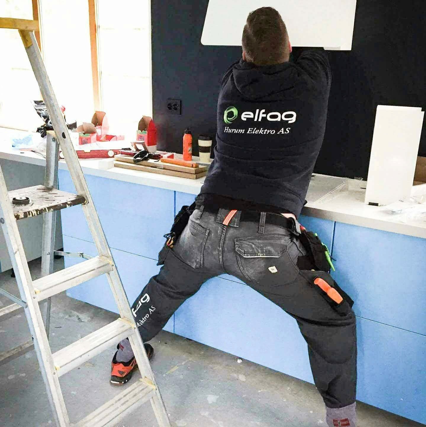 Daglig leder Eivind Strand utfører en elektrisk installasjon med stil