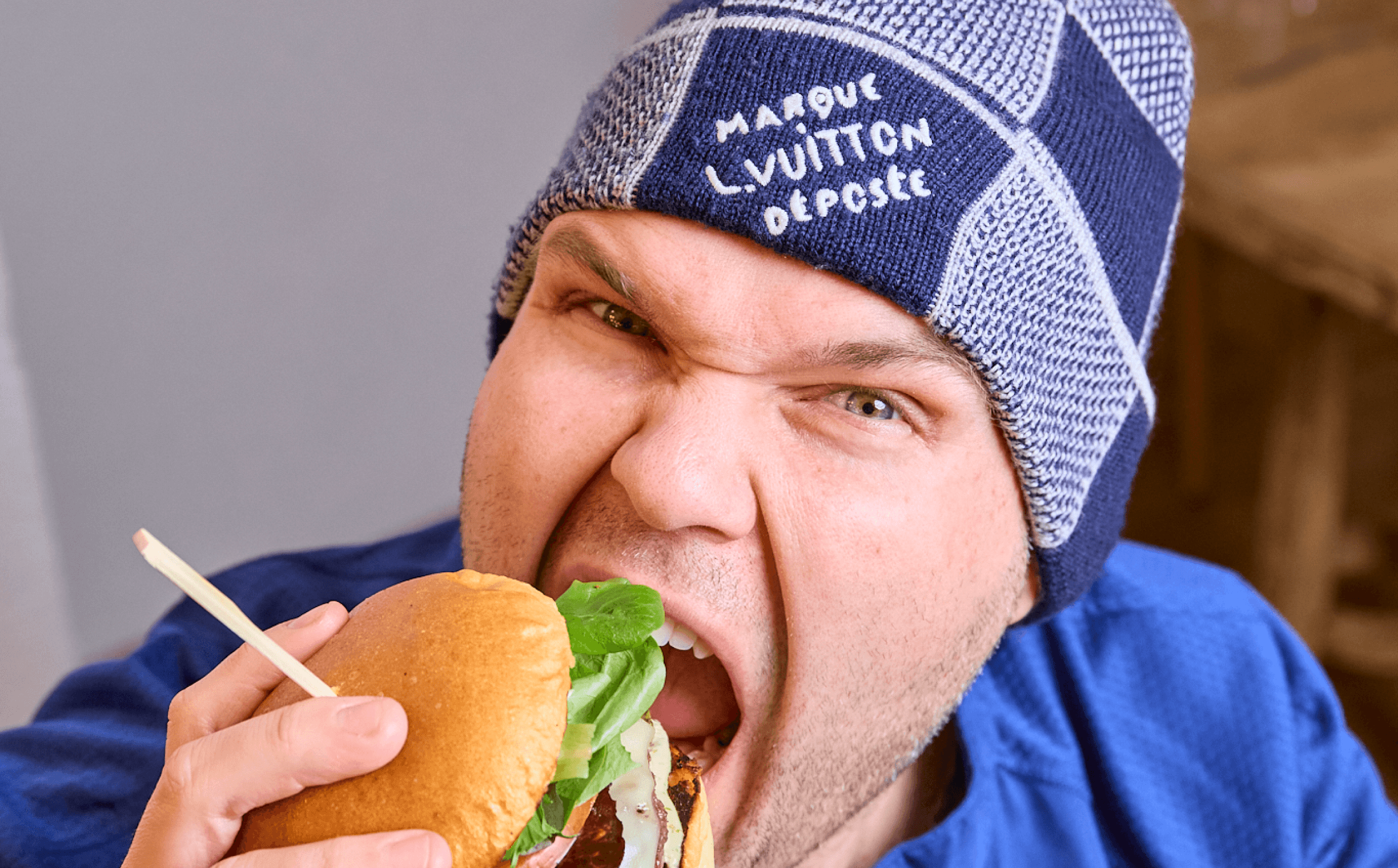 Hamburguesa gourmet con queso fundido y pan brioche en Hatillo, la mejor hamburguesería en Las Rosas, Madrid.