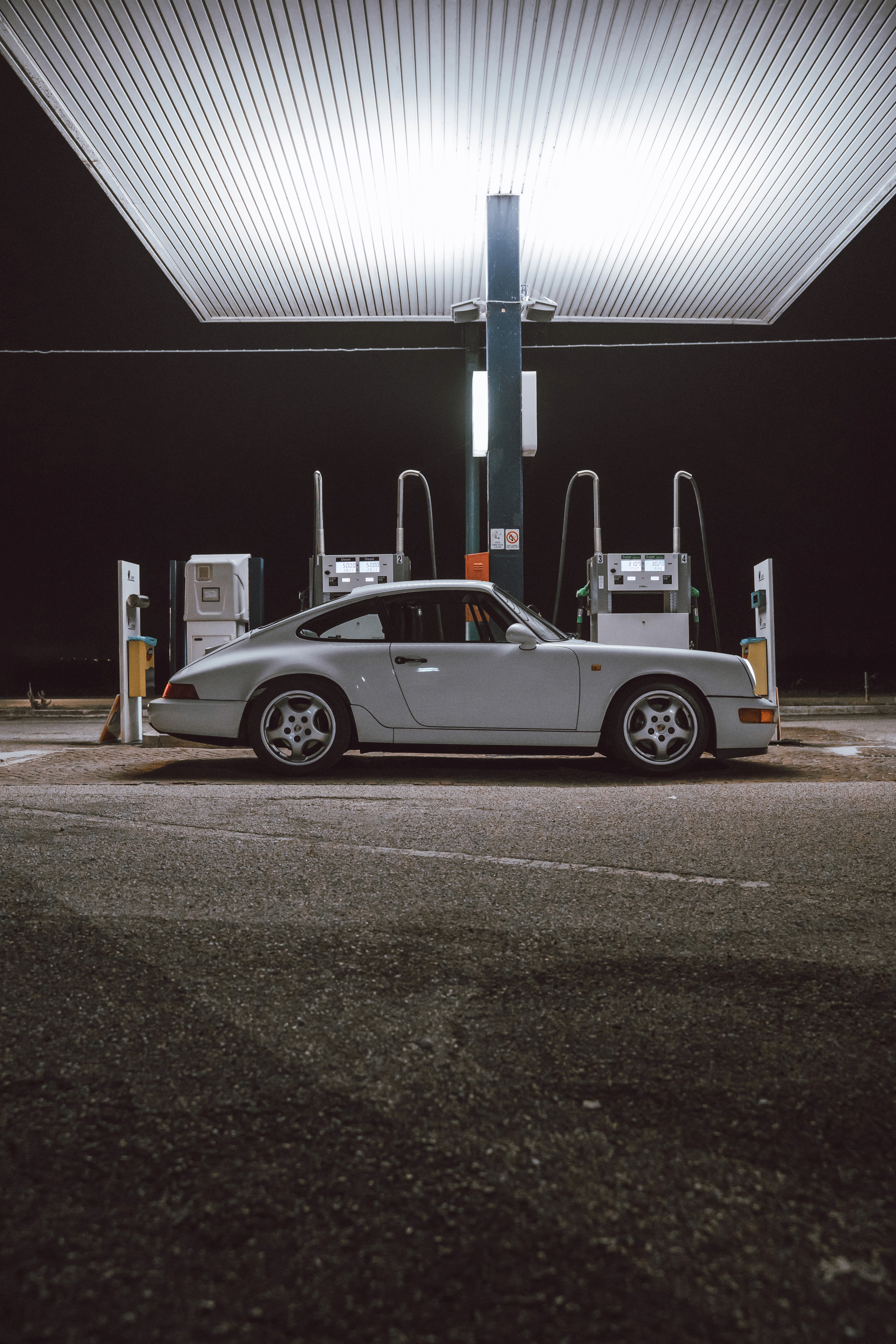porsche 964 carrera 2 al distributore di benzina