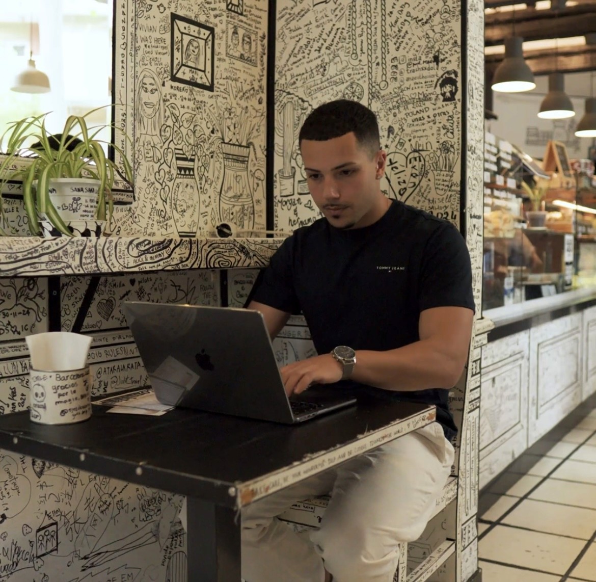 Clario cashflow overview card displaying income and expense trends over the past 7 days with a line chart.