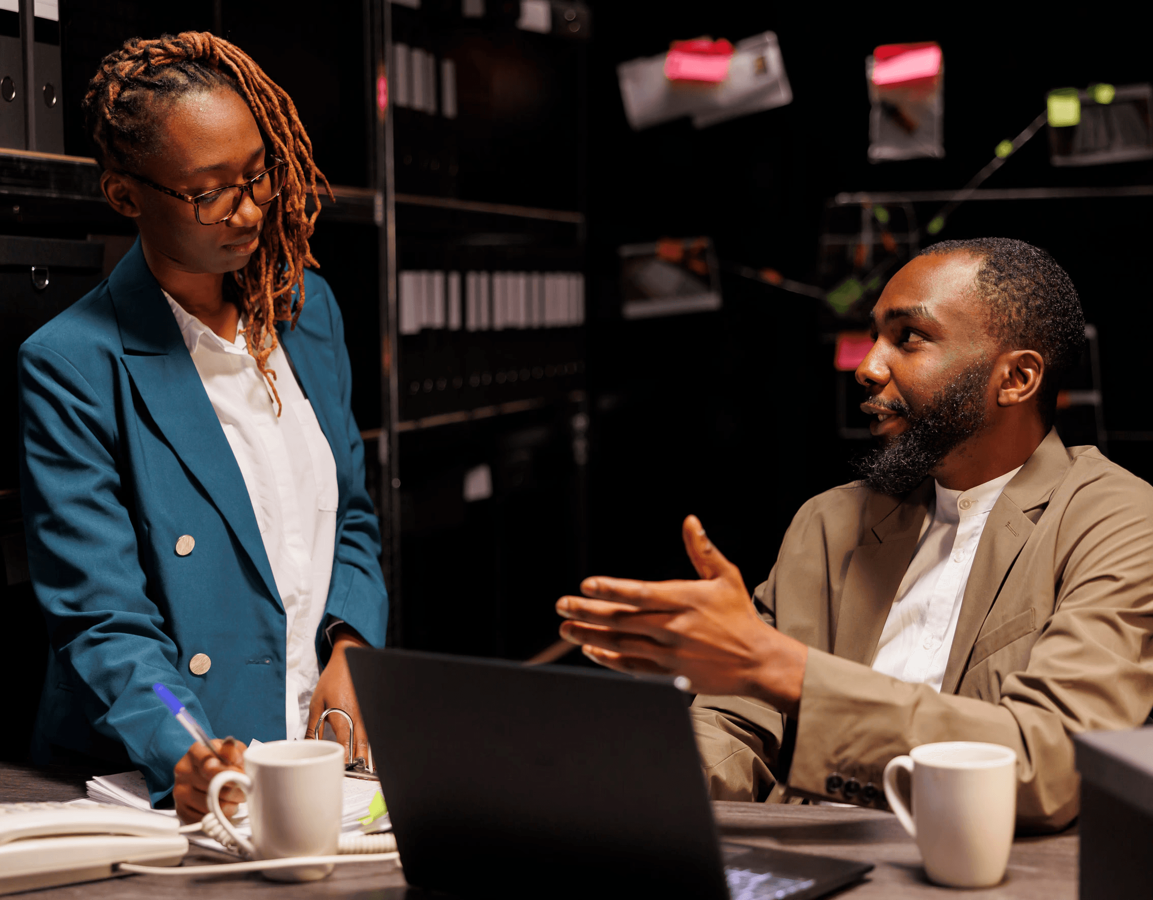Deux collègues de travail entrain de discuter