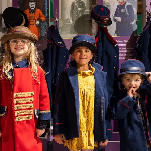 ילדים משחקים בהתחפשות במוזיאון הדואר