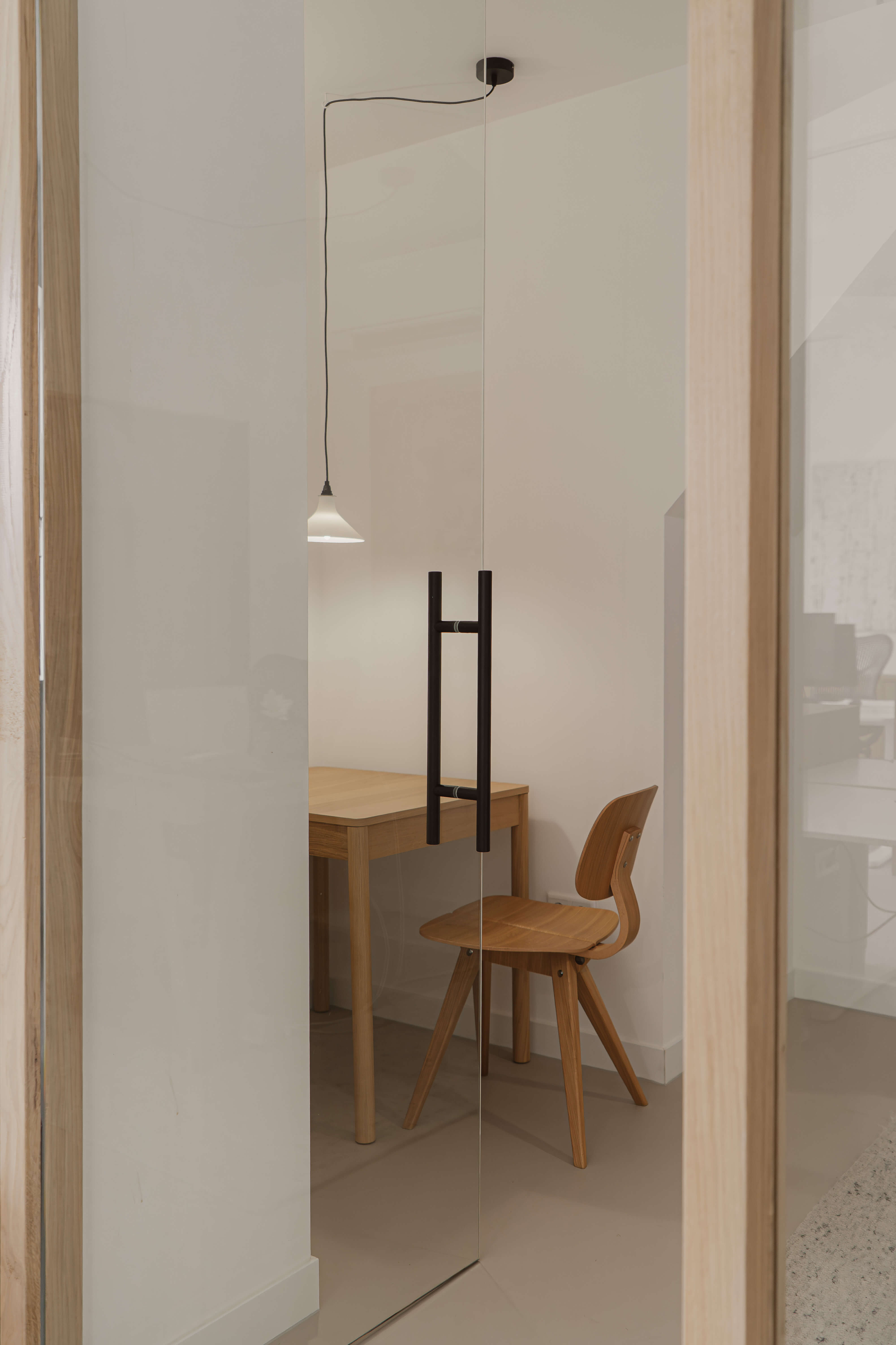 Kantoor Decom in Venlo, ontworpen door Studio Rede, warm en minimalistish interieurdesign, vergaderhoekje met Thomstad tafel van Ikea en design stoelen va nRex Kralj
