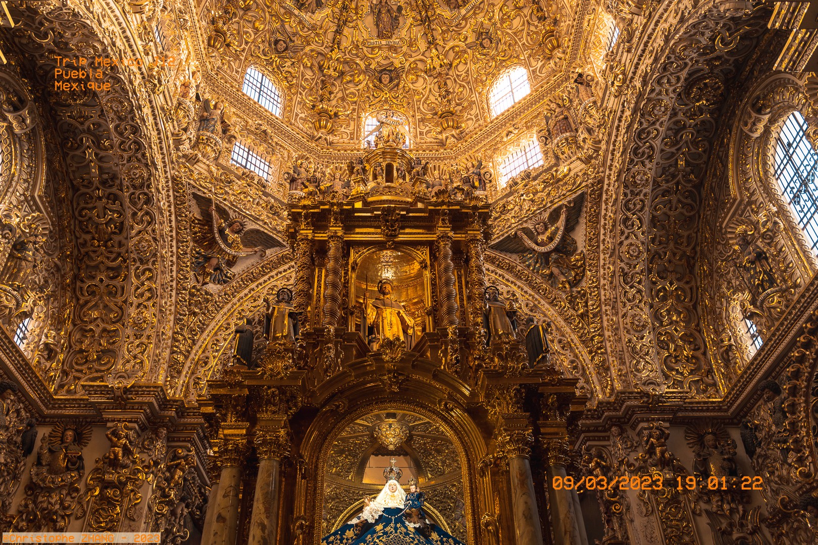 Intérieur richement décoré d’une église baroque à Puebla, avec des ornements dorés étincelants.