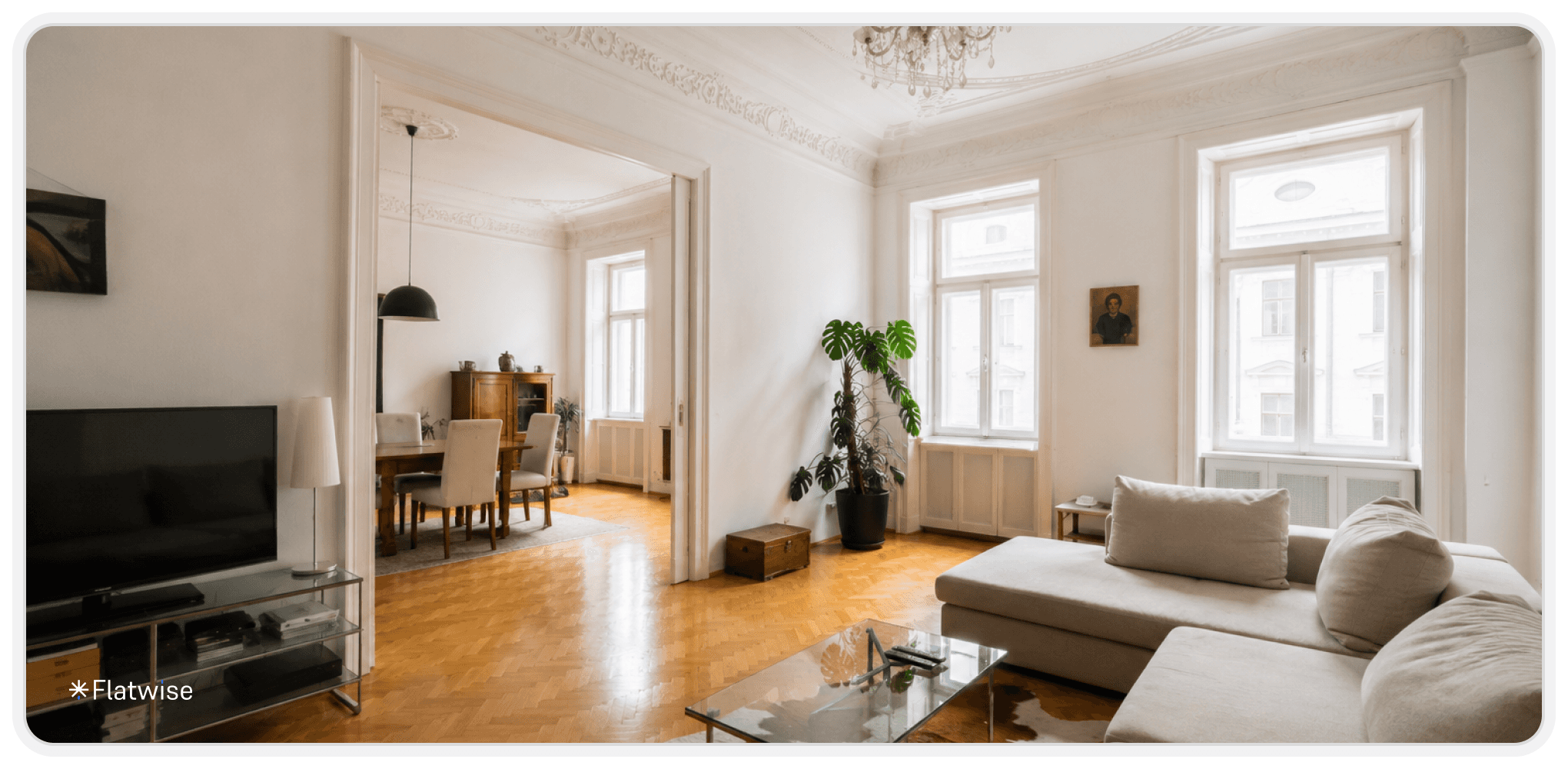 Helle Wiener Altbauwohnung mit hohen Decken, Stuckverzierungen, Fischgrätparkett und großen Fenstern. Der stilvolle Wohnraum kombiniert klassische Altbauarchitektur mit modernem Interior Design.