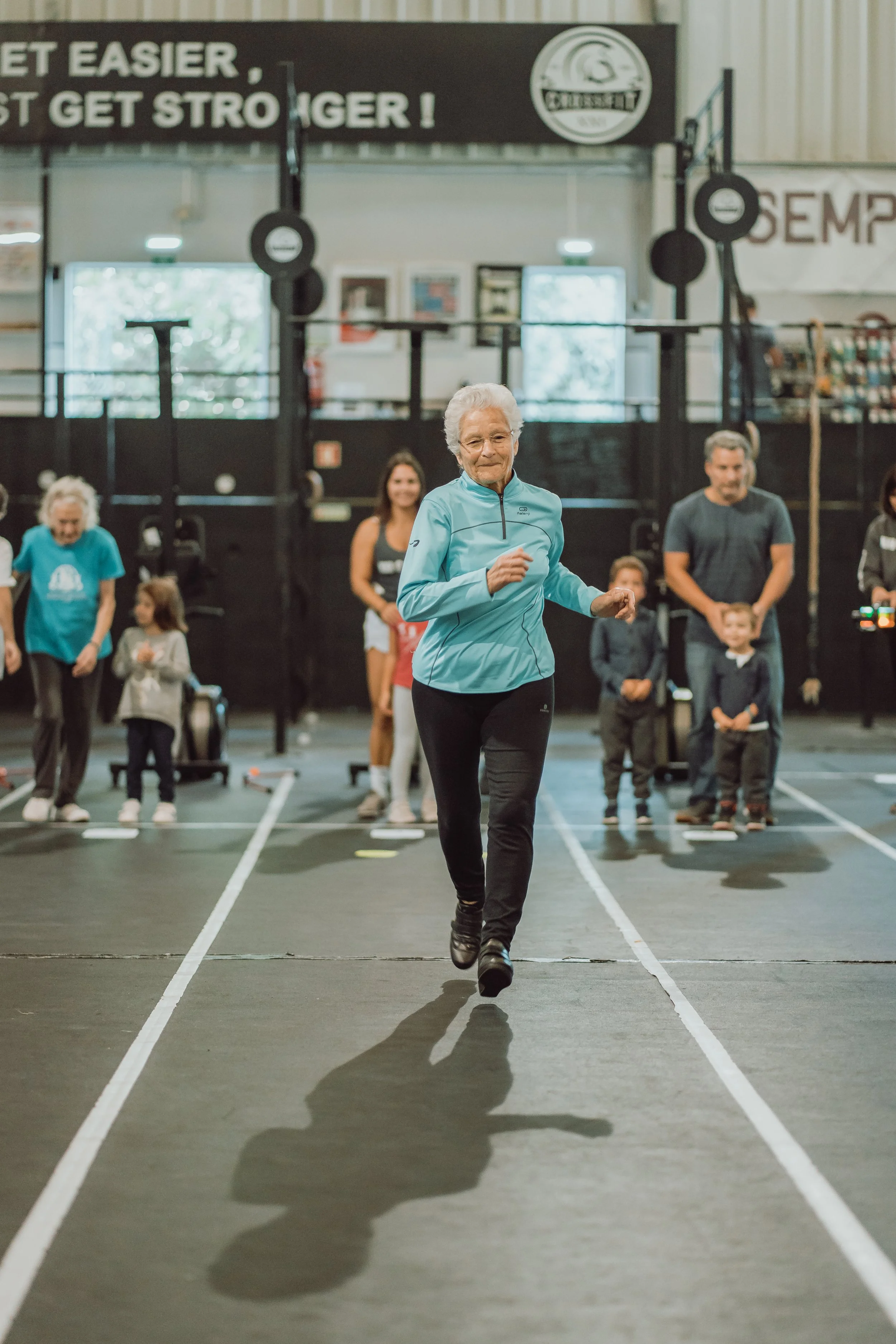 Atleta senior a correr com outros atletas a ver ao fundo