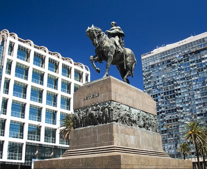 Estatua Artigas Plaza Independencia