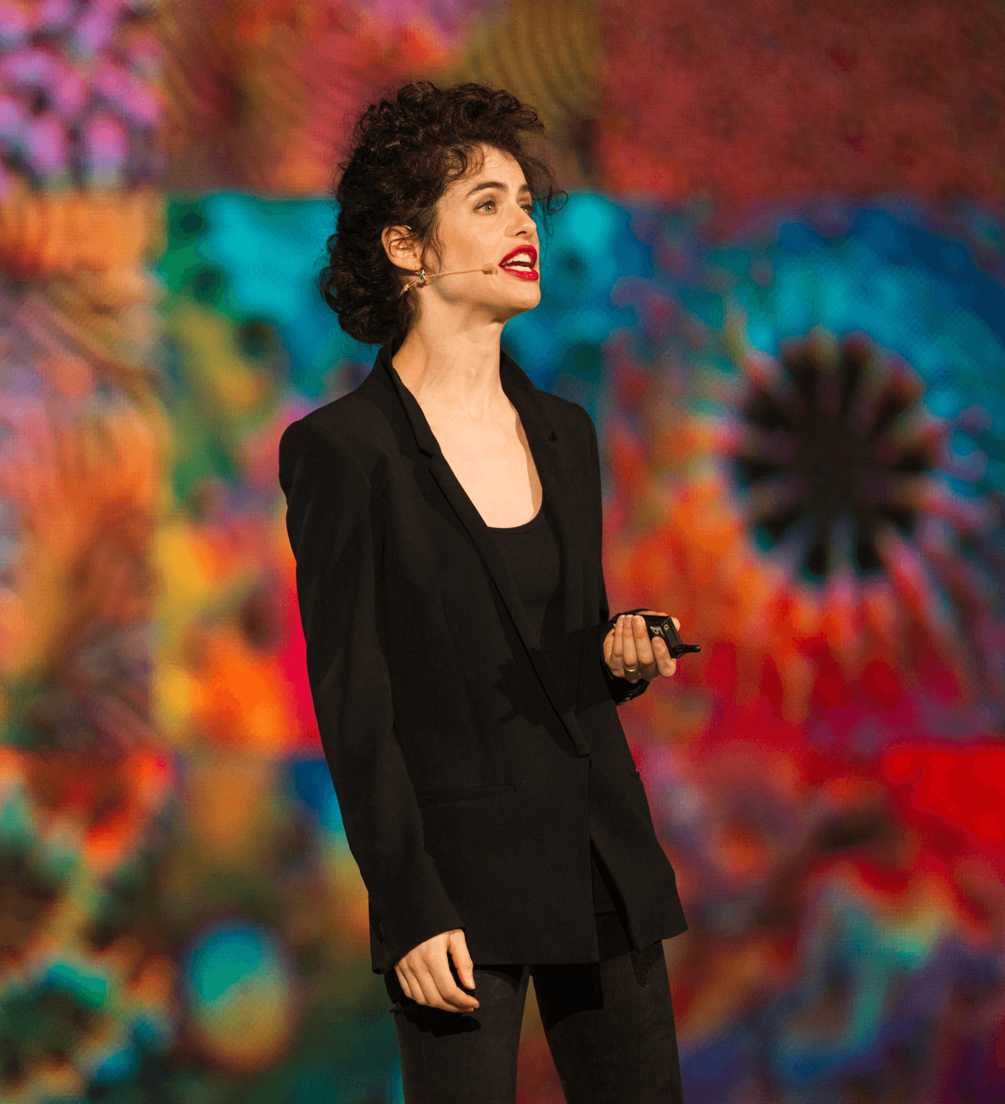 Un presentador en el escenario durante una charla de conferencia C2, compartiendo ideas sobre creatividad, cultura e innovación.