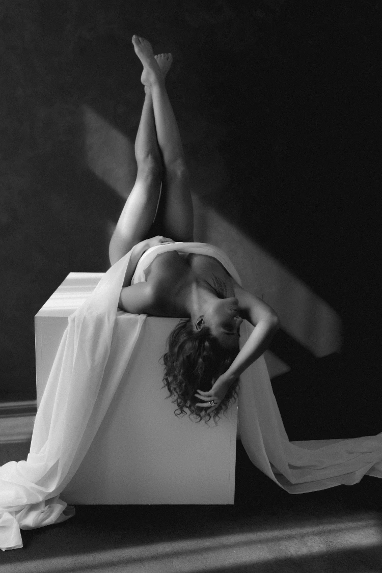 Luxurious boudoir photography in Solothurn, Switzerland by Ramona Fotografie.